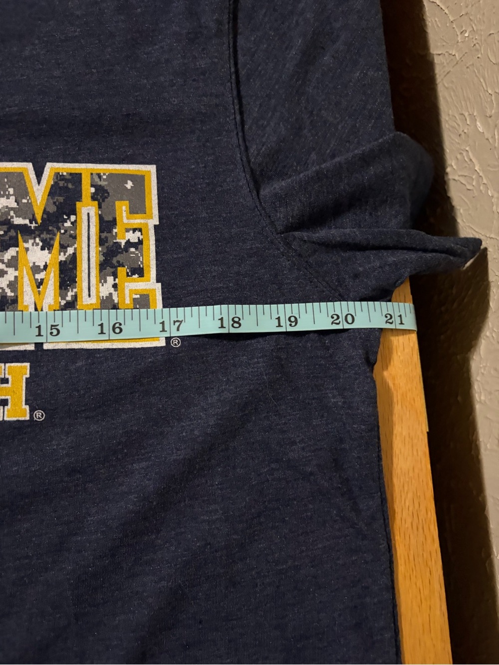 Colosseum Navy T‑Shirt with Yellow Clover Graphic - Picture 6 of 7